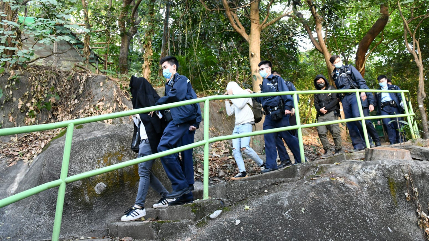 疑破壞圍網潛入主教山配水庫四男女涉刑毀被捕 港聞 橙新聞