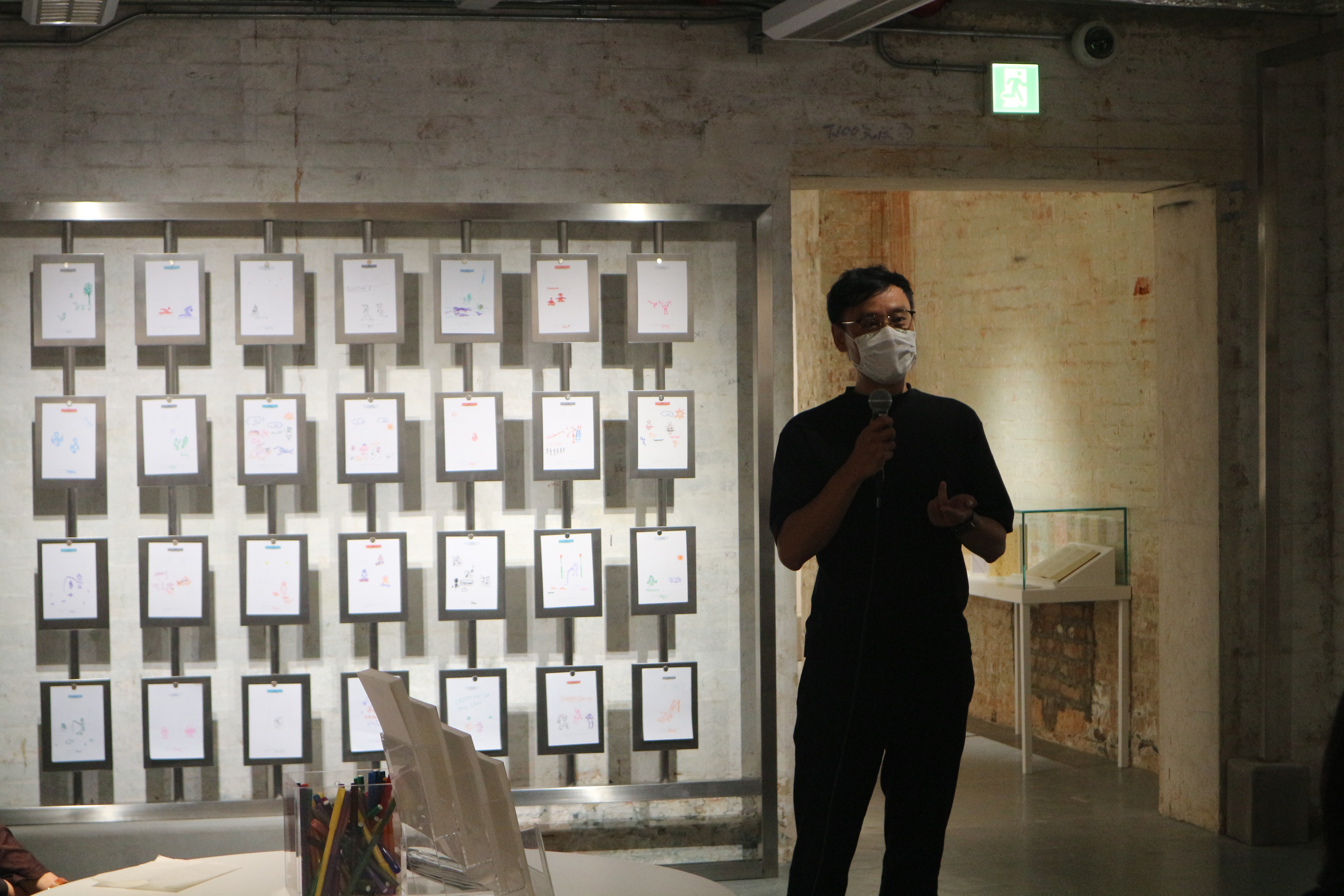 大館新展 街角巧現 記錄中上環附近社區面貌善慶街的 踢毽叔叔 你見過嗎 藝術巡禮 橙新聞