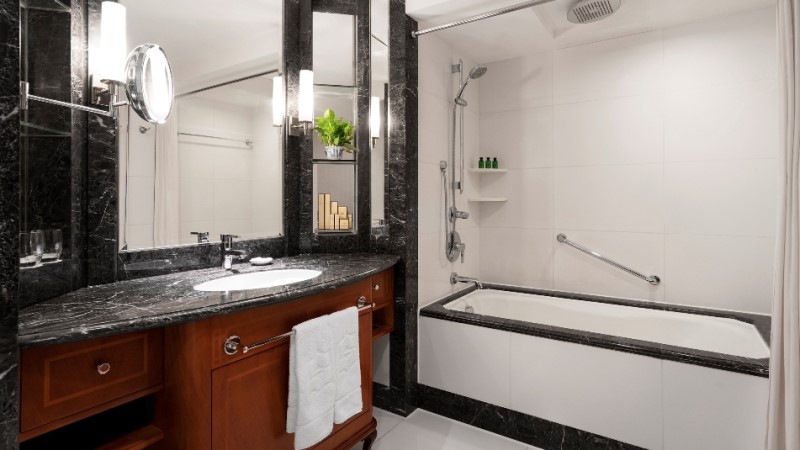 Deluxe bathroom (2) l.jpg