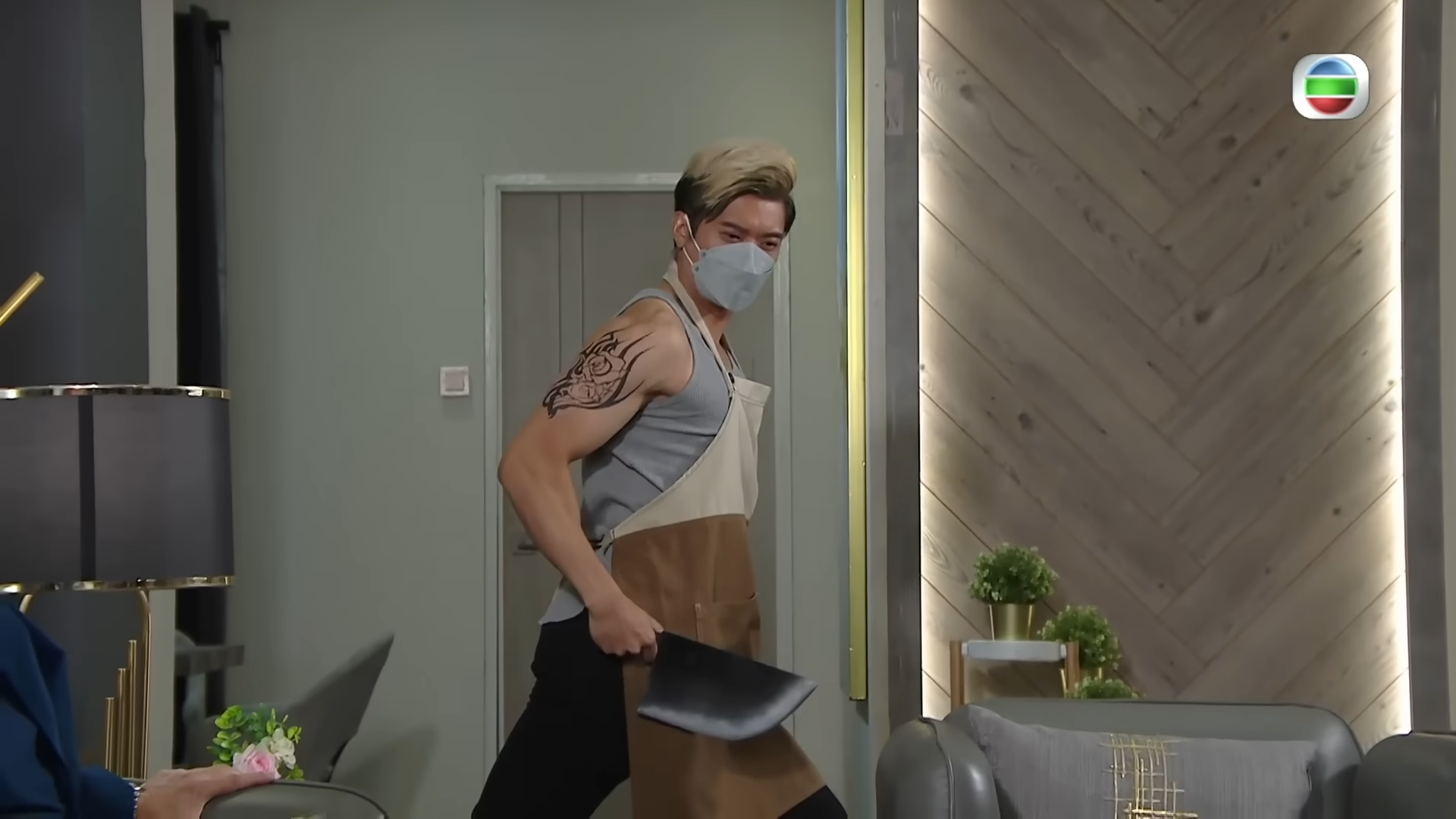 愛回家之開心速遞｜第1661集劇集精華｜爆紅豬肉佬龍龍｜男神｜豬肉佬｜街市｜偶像｜追星｜粉絲｜肉類分割員｜李偉健｜丘梓謙｜劇集｜港劇｜電視劇｜TVB港劇精華 7-52 screenshot.png