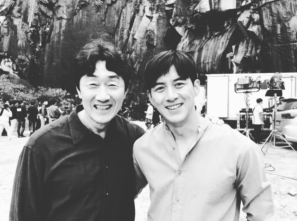 許峻豪（左）和高洙在《Missing：他們存在過》展現了默契十足的Bromance情。（高洙Instagram圖片）.PNG