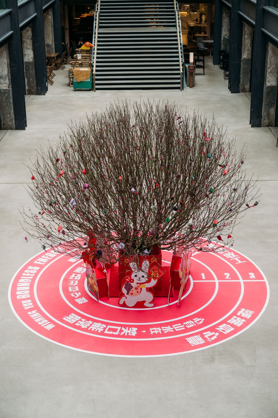 好去處｜南豐紗廠新年裝飾-15呎高桃花樹為到訪者帶來「兔」花運