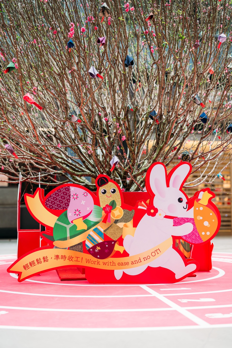 好去处｜南丰纱厂新年装饰-15呎高桃花树为到访者带来「兔」花运