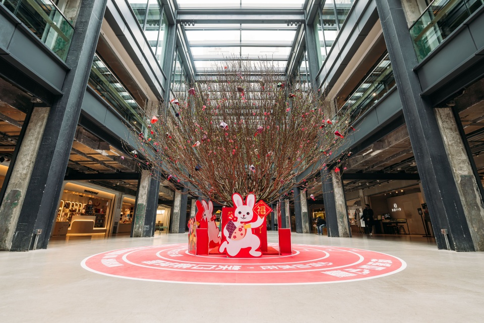 好去处｜南丰纱厂新年装饰-15呎高桃花树为到访者带来「兔」花运
