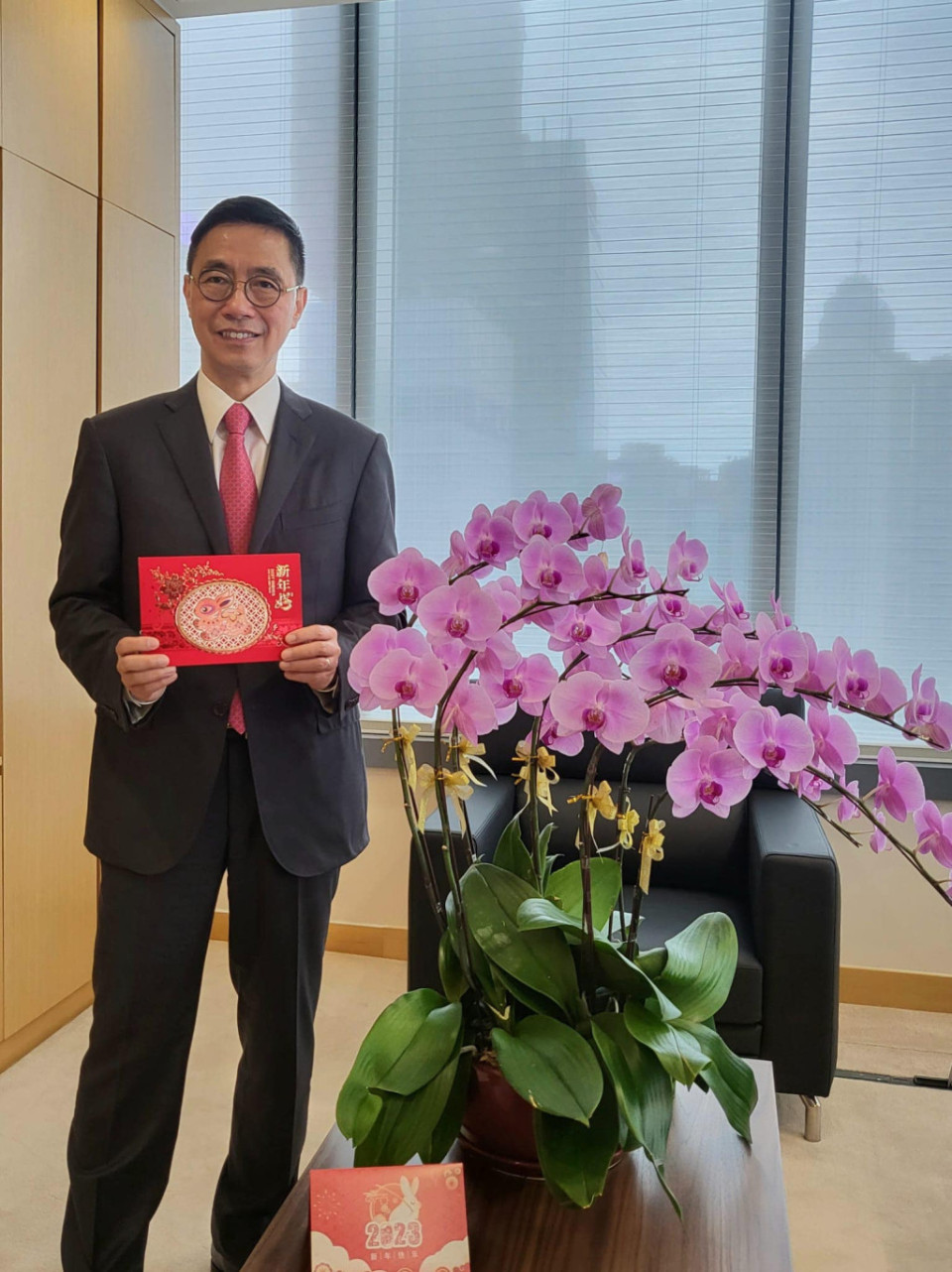 高官齐向巿民拜年　李家超：市民兔年福泰　香港动如脱兔