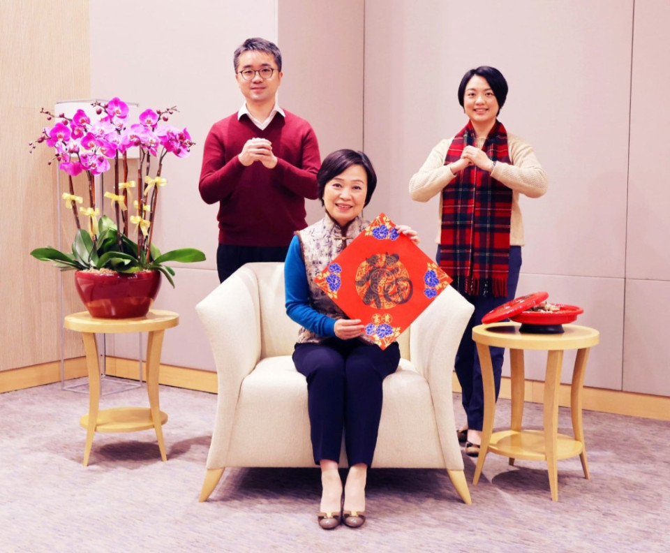 高官齐向巿民拜年　李家超：市民兔年福泰　香港动如脱兔