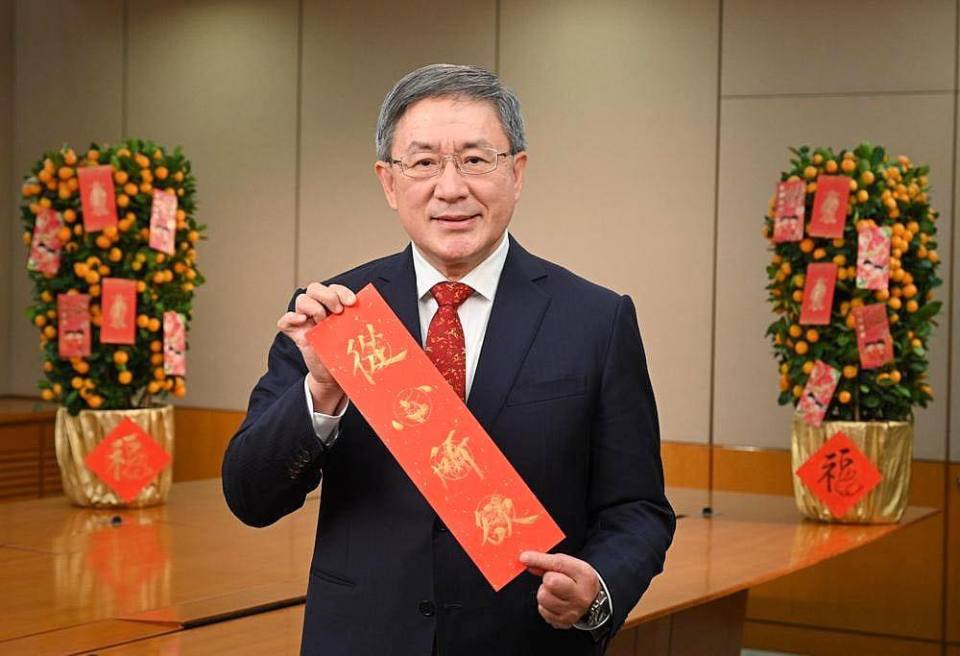 高官齐向巿民拜年　李家超：市民兔年福泰　香港动如脱兔