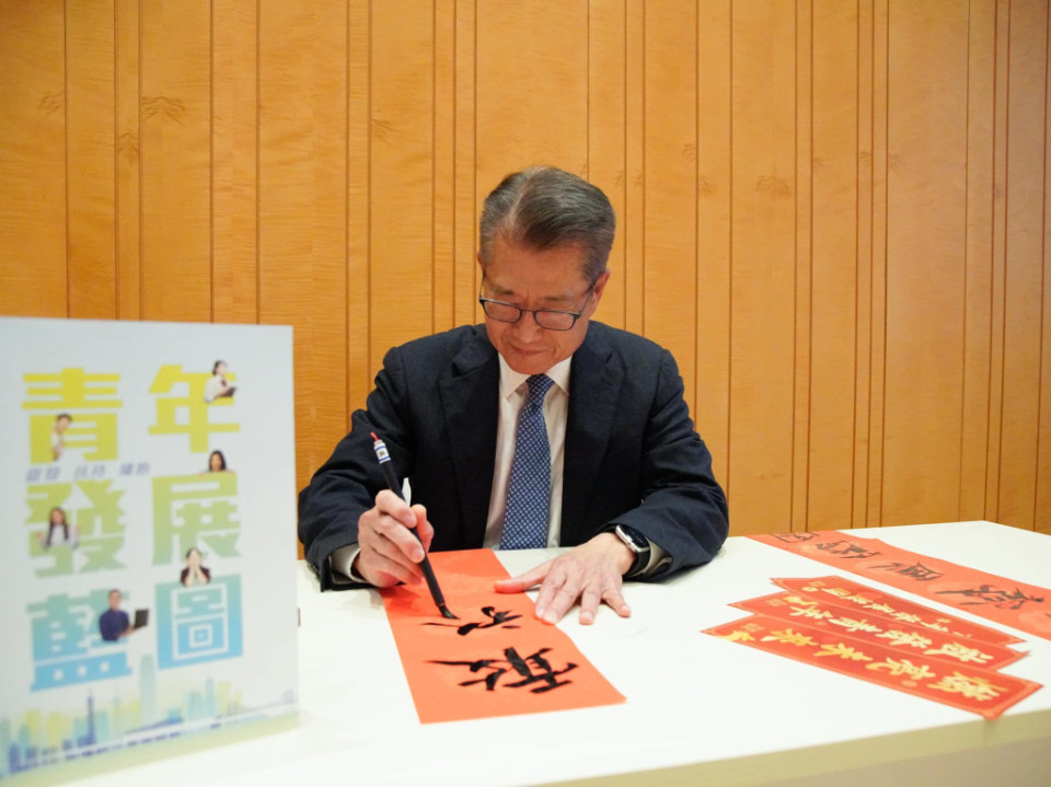 高官齐向巿民拜年　李家超：市民兔年福泰　香港动如脱兔