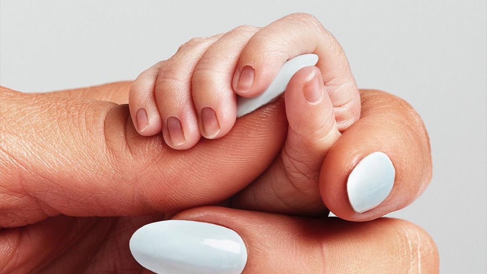 Paris-Hilton被爆代母產子-首次公開男嬰照片證實已為人母