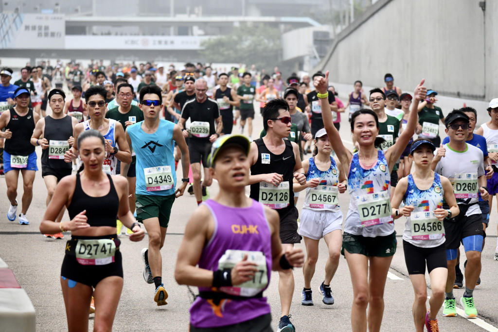 渣馬全馬賽｜男子組肯尼亞選手奪冠 女子組埃塞俄比亞選手包辦前三名 - 新浪香港