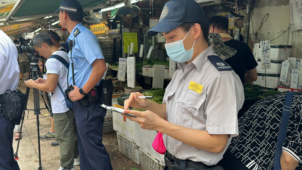 牛池灣斬人案｜食環署聯同警方高調巡視 多間阻街違規店舖遭票控 新浪香港