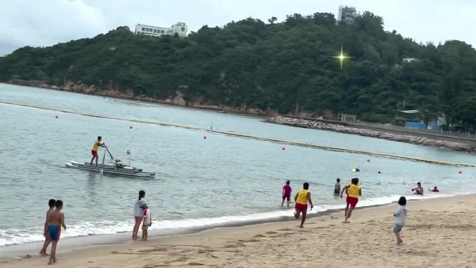 (有片)觀音灣泳灘男童險遇溺 救生員飛撲落水救起 - 港聞 - 點新聞_Moment.jpg (有片)觀音灣泳灘男童險遇溺 救生員飛撲落水救起 - 港聞 - 點新聞_Moment.jpg