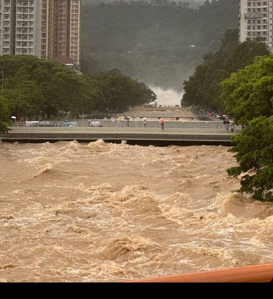 世紀暴雨｜城門河暴雨下變激流逾百市民聚美林商場天橋圍觀- 新浪香港
