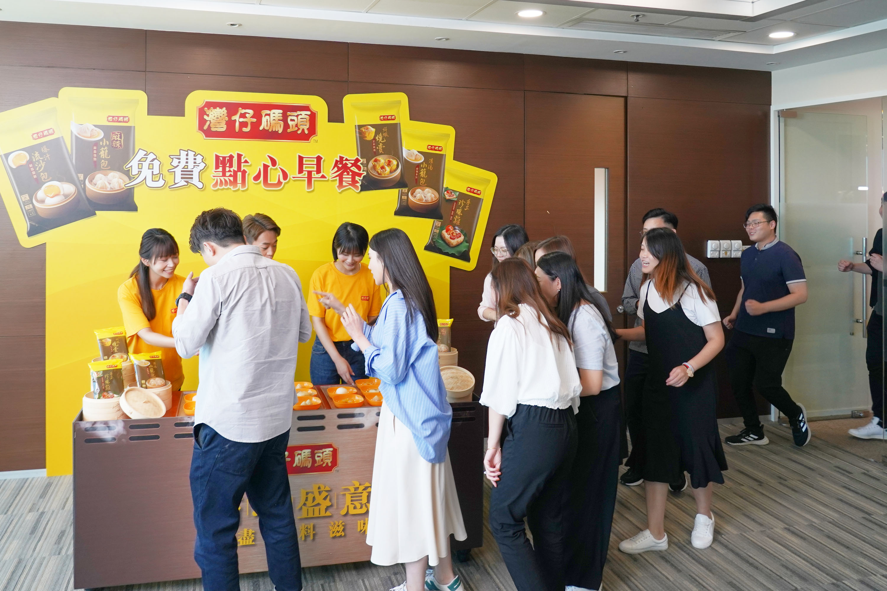 1a2_灣仔碼頭早餐特派員岑珈其 驚喜突襲辦公室派送滋味點心盛宴.jpg