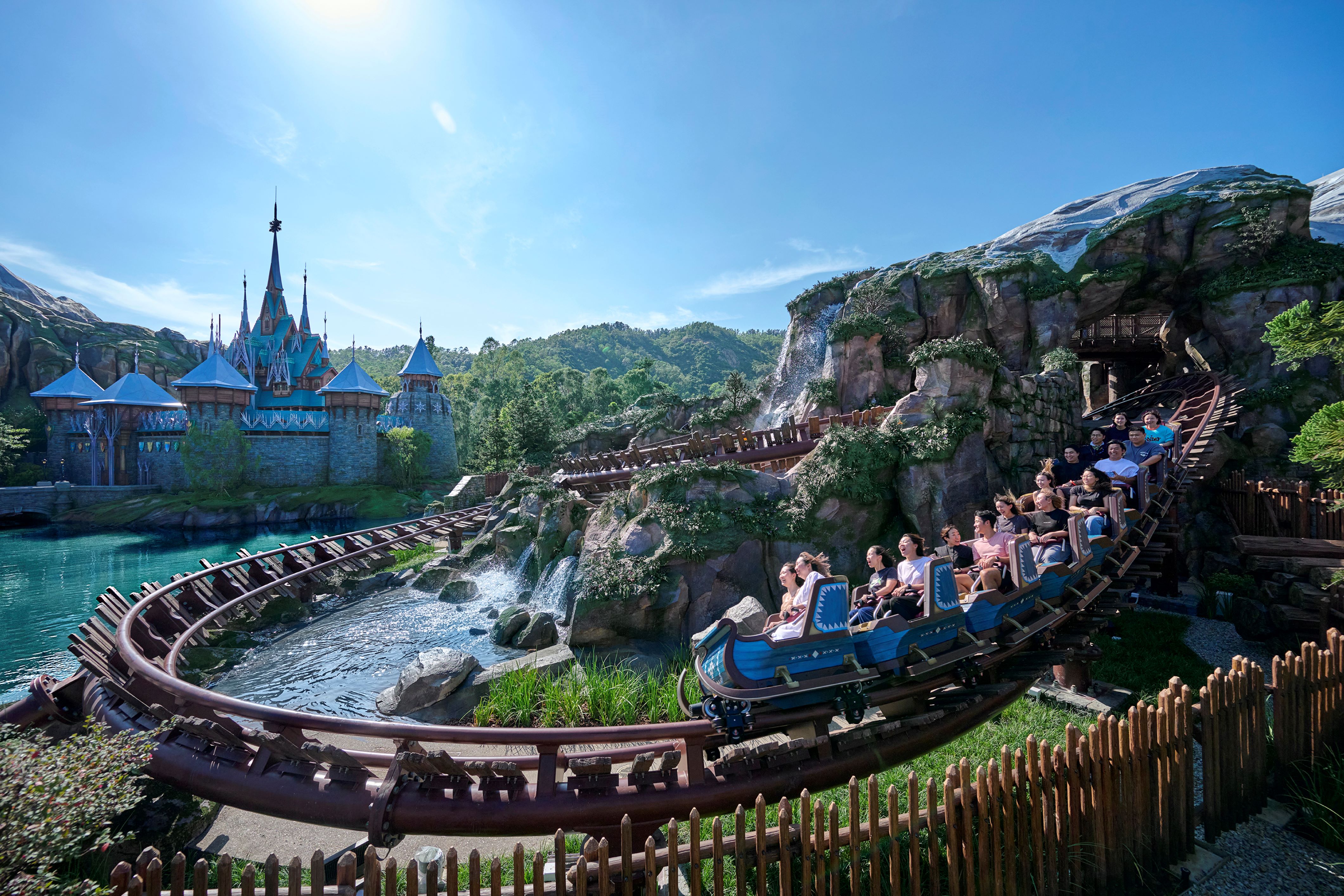 HKDL_World of Frozen_Wandering Oaken's Sliding Sleighs_5.jpg