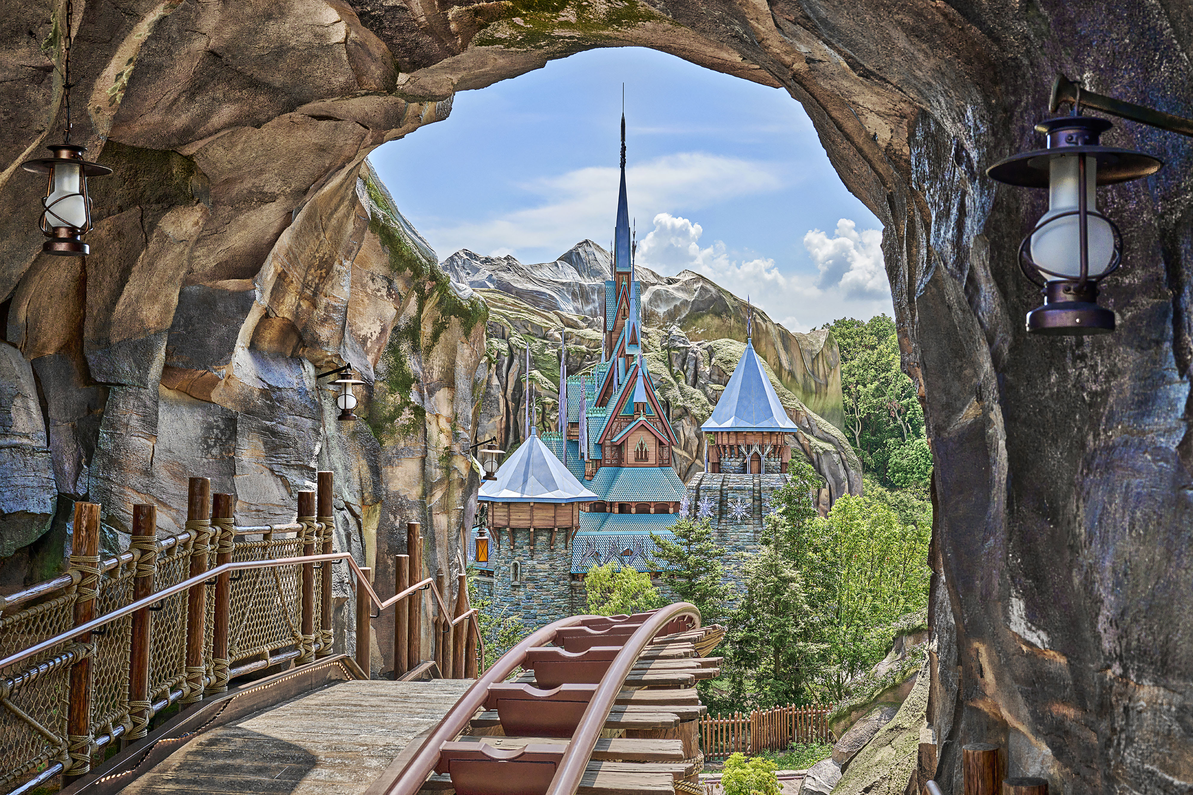 HKDL_World of Frozen_Wandering Oaken's Sliding Sleighs_3.jpg