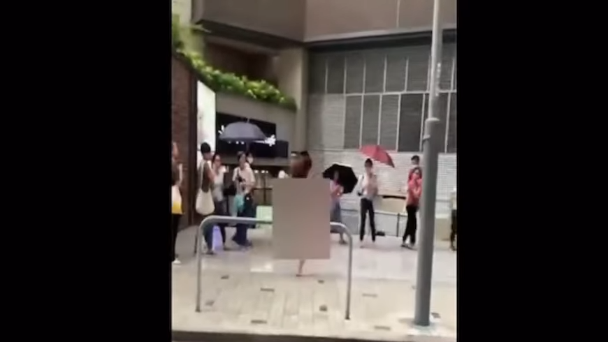 長髮裸女大鬧北角 跣腳撻親屁股落地 施頭槌與中年漢爆粗糾纏 0-28 screenshot.png