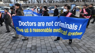 南韓醫學界逾萬名醫生辭職抗議-當局-跪低-稱周四前復工將不追究