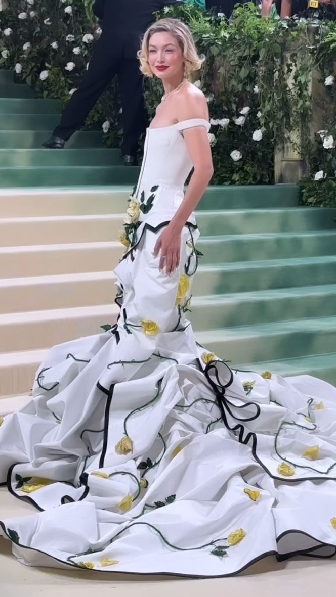 Met-Gala--雷神-首次主持時尚界奧斯卡-Jennie曬小蠻腰-J--Lo銀葉透視裙性感登場