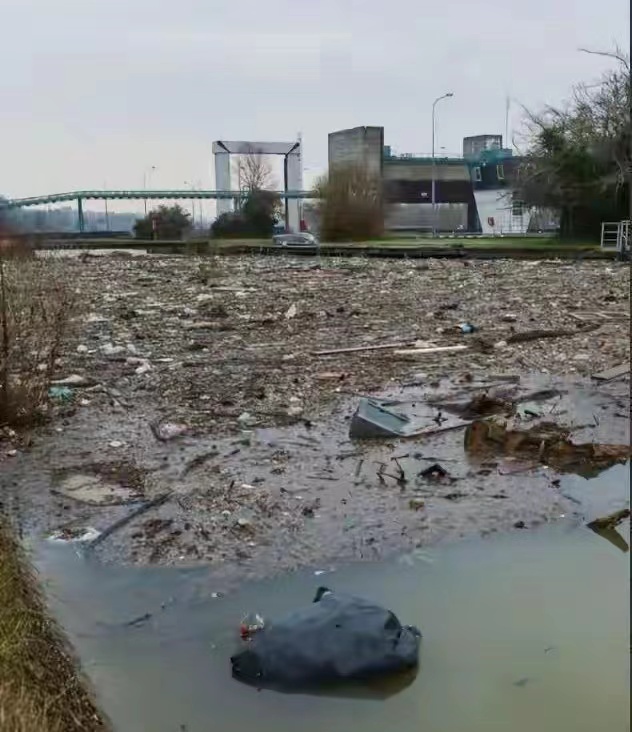 巴黎水泵故障致5000萬升廢水流入塞納河-河流散發惡臭漂浮衛生紙