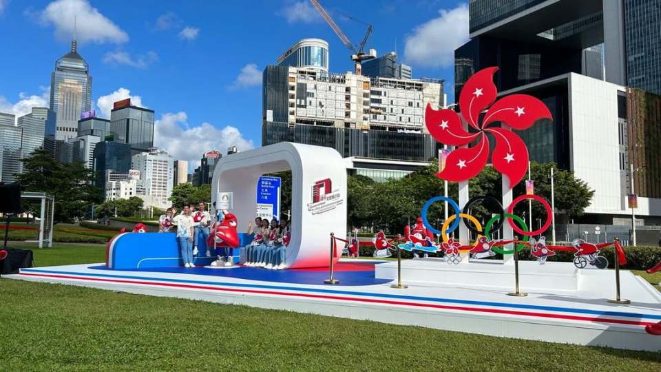 巴黎奧運丨陳國基預祝港隊運動員旗開得勝-添馬公園擺放大型主題裝置供市民-打卡