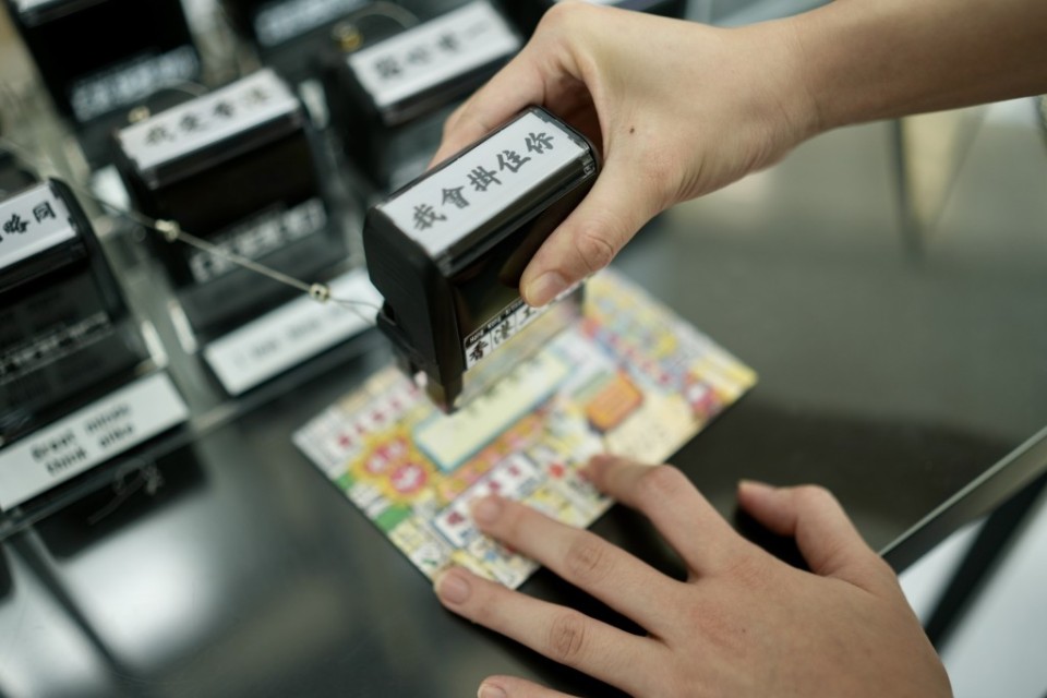 機場文化藝術節開鑼-巨型花牌點心供旅客-打卡