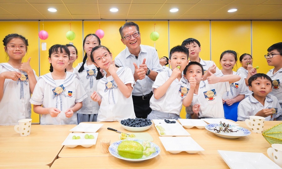 陳茂波與小學生午膳分享月餅創作燈謎-祝全港巿民中秋節快樂