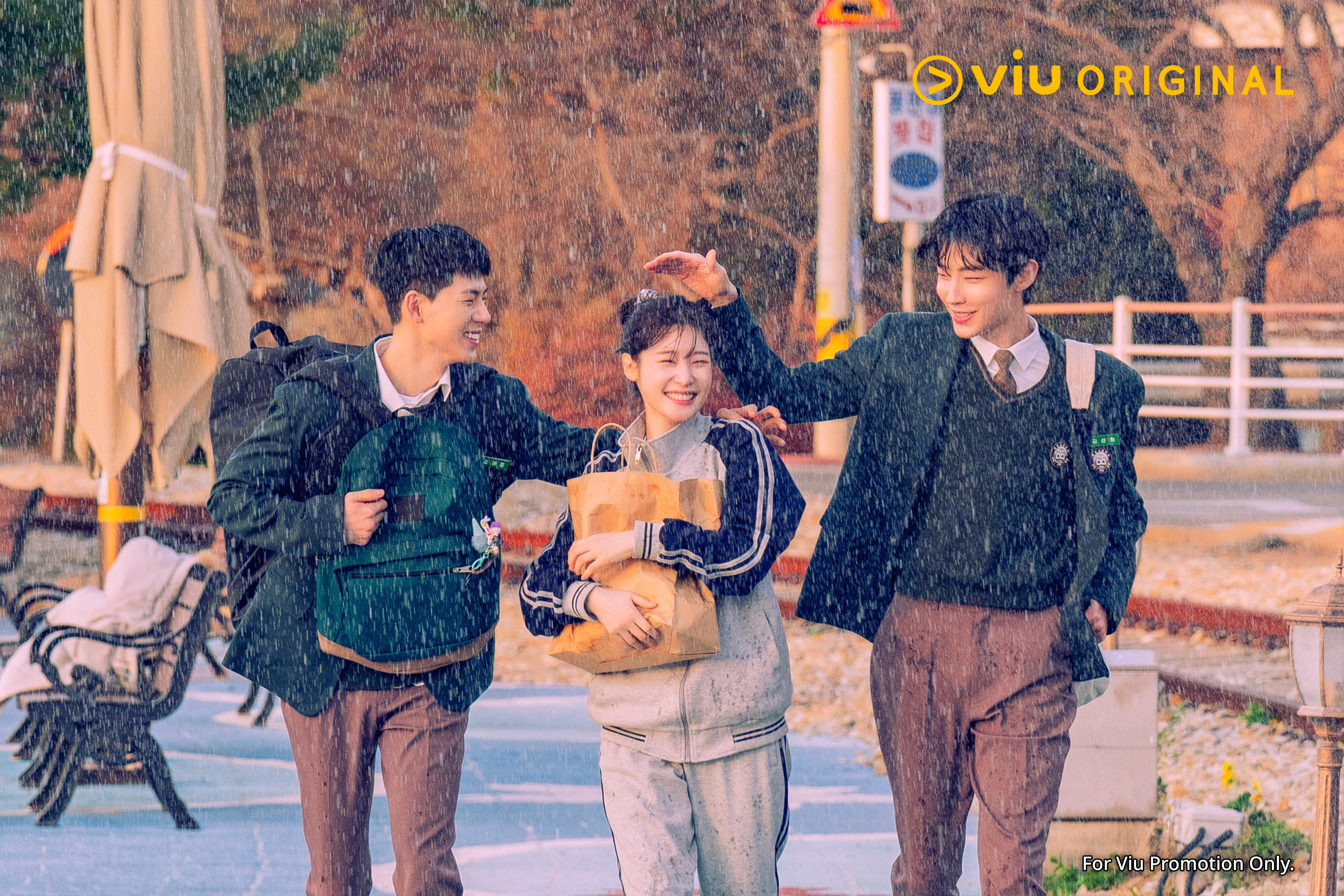 Viu Original重組家庭_劇照02_姜海俊（裴賢成飾）、尹珠媛（鄭彩娟飾）、金山河（黃寅燁飾）.jpg