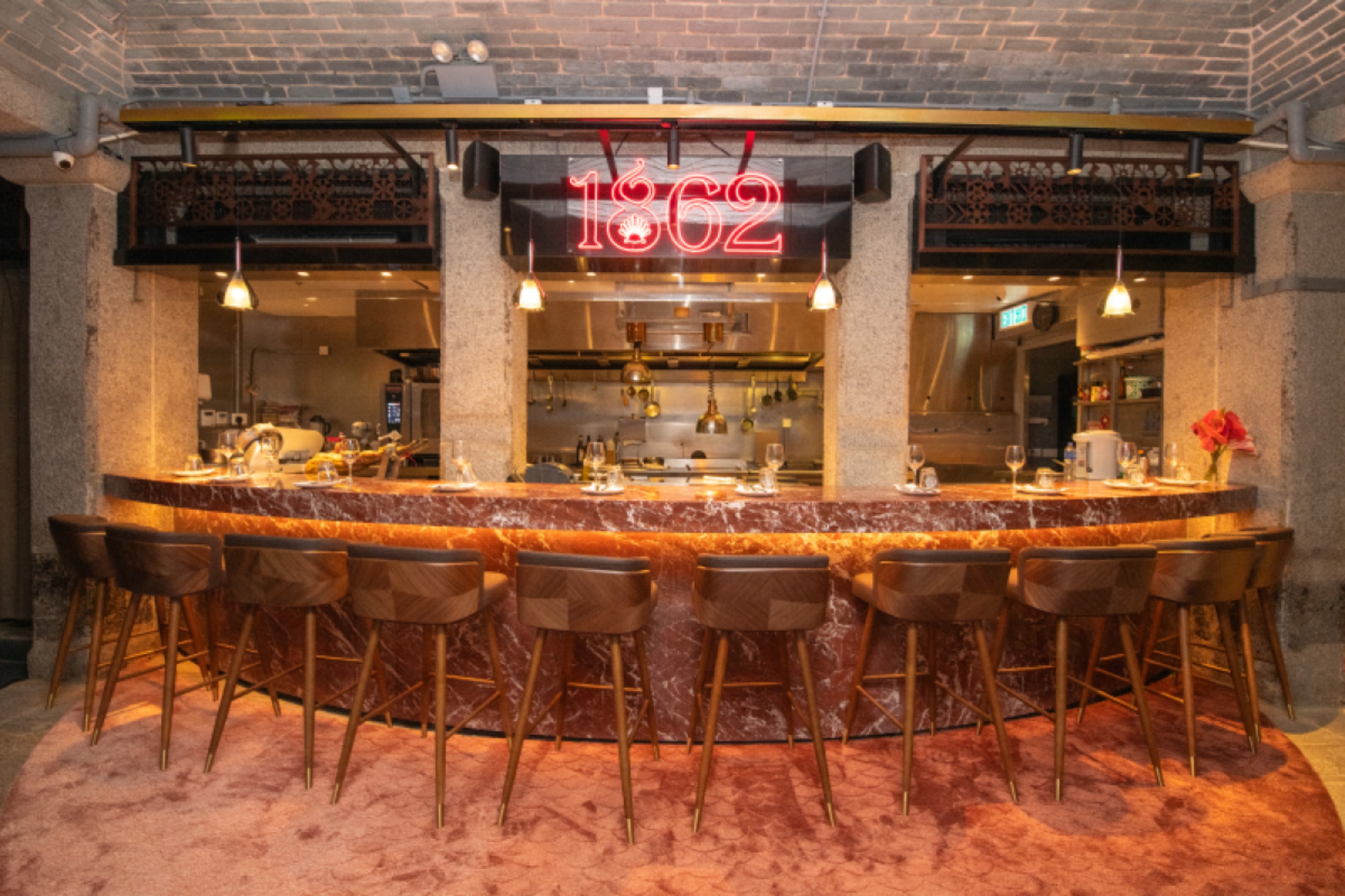 Panoramic view of bar table environment吧枱環境全景.jpg