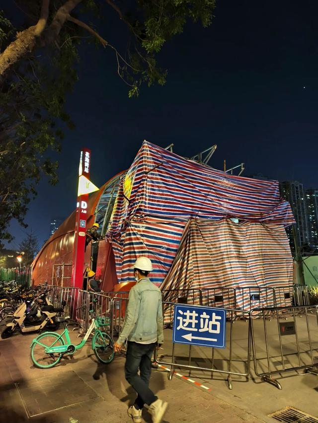 地鐵一出入口外形似-棺材-引爭議-廣州地鐵-已拆除