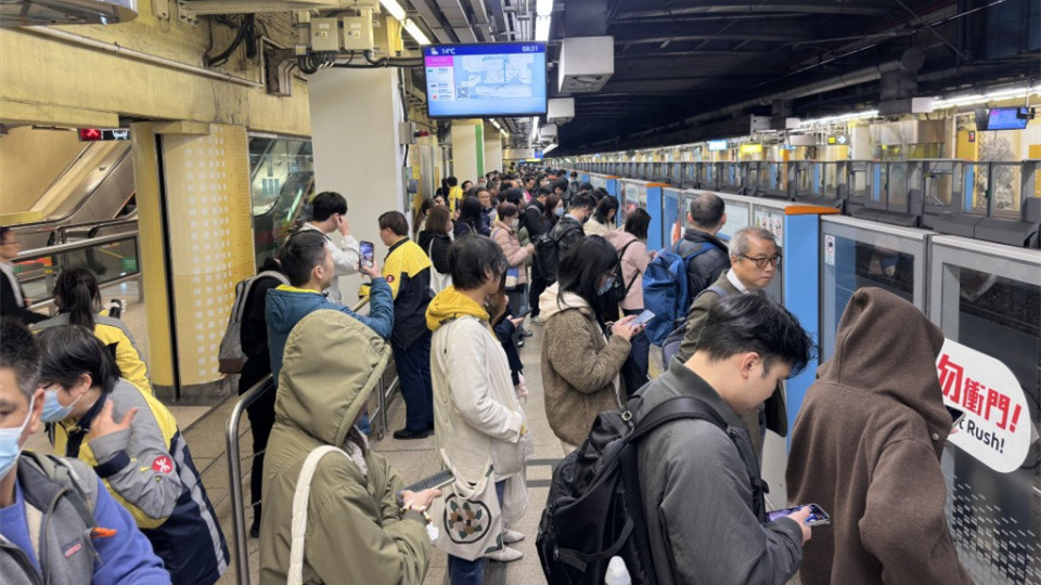 東鐵故障｜太和站月台塞滿人有女乘客不適送院