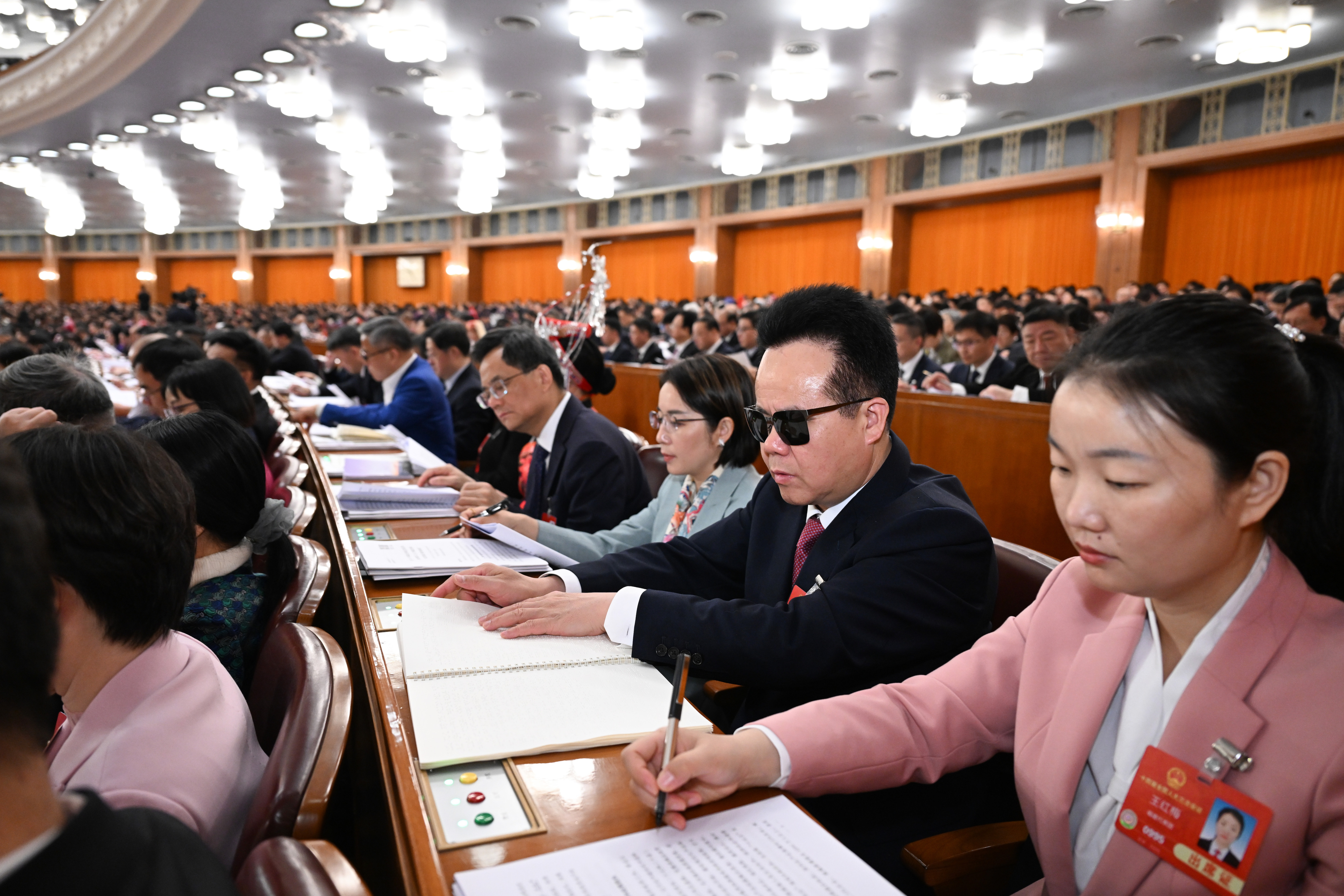 （两会·人大开幕·XHDW）（22）十四届全国人大三次会议开幕会在京举行XxjpieC007115_20250305_PEPFN0A001 (1).JPG