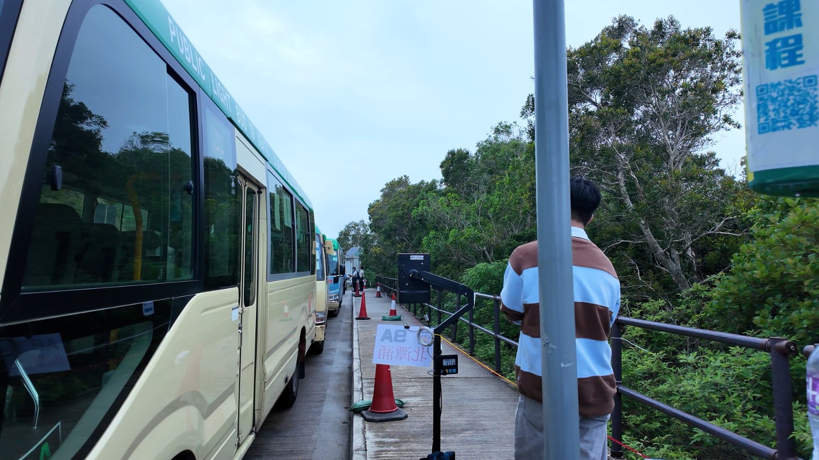 小巴站車等人.jpeg