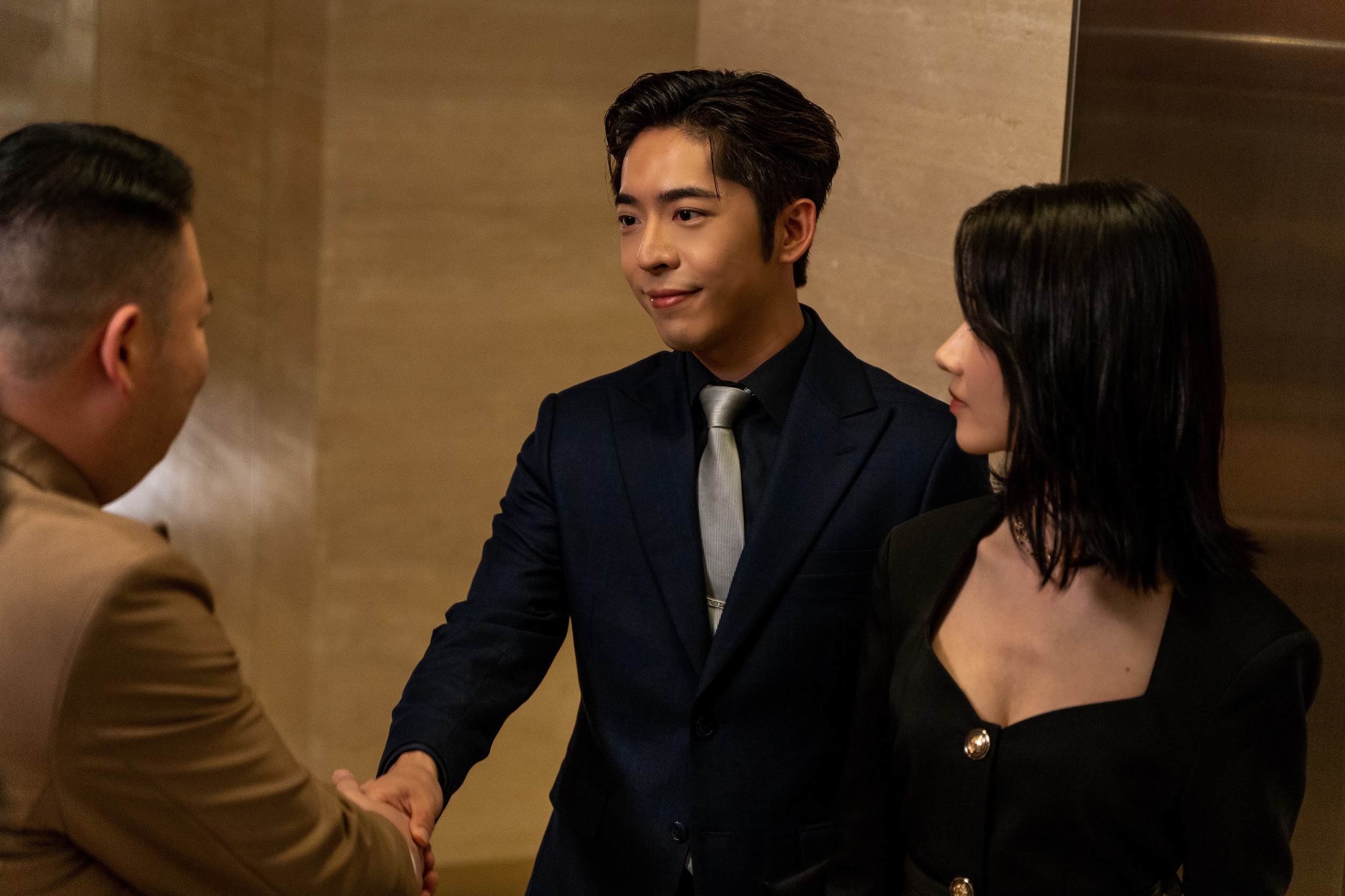 Photo 2_呂爵安飾演的關俊在i-bank工作.JPG