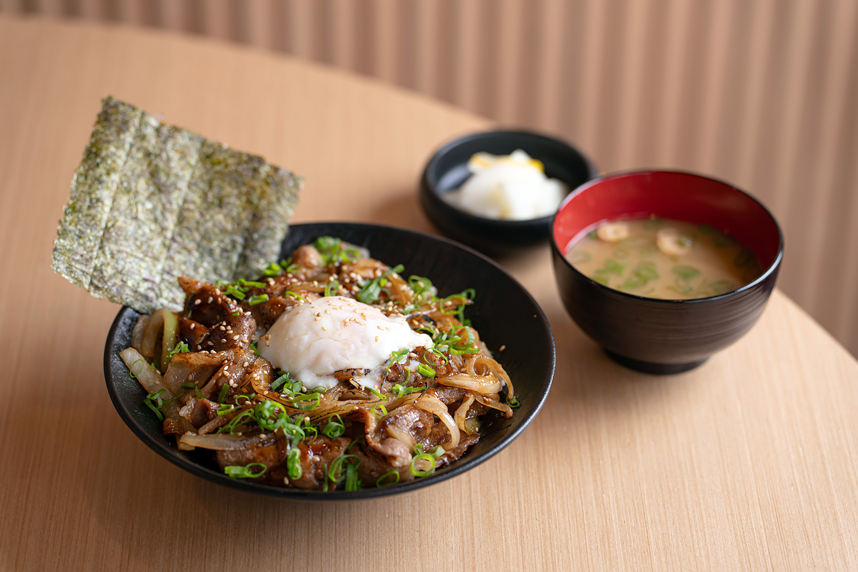 溫泉蛋豚肉生薑丼.jpg