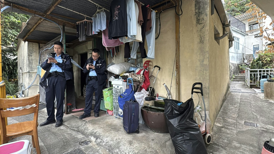 屯門井頭中村六旬漢倒斃家中頭部有傷警列謀殺拘死者妻