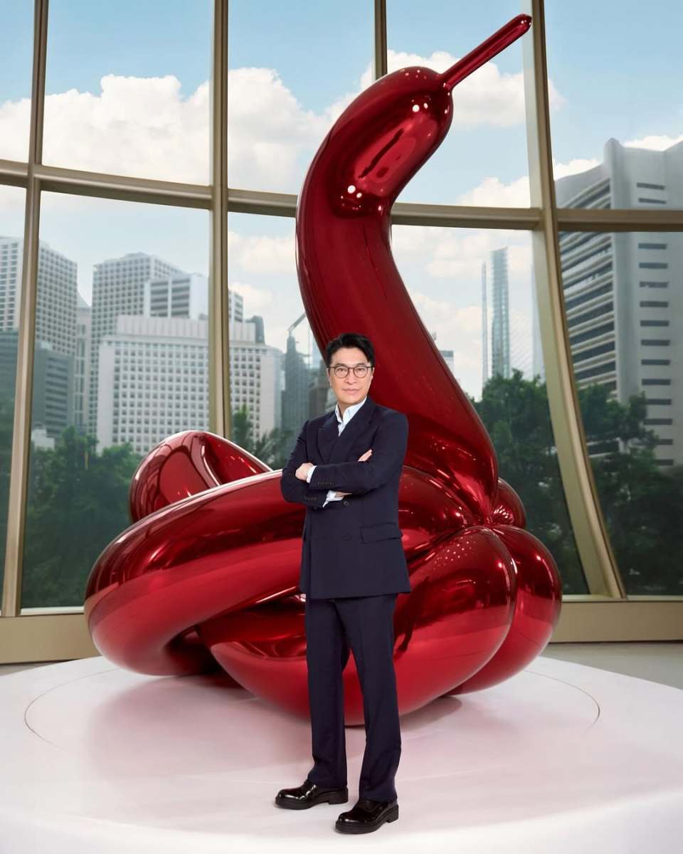 Ahead of the Curve ✨ Dr. Martin Lee and @cathy_chui_official shine beside @jeffkoons’ Balloon Sw.jpg 李家誠入稟控告周秀娜誹謗及騷擾-牽涉5個YouTube頻道及Google