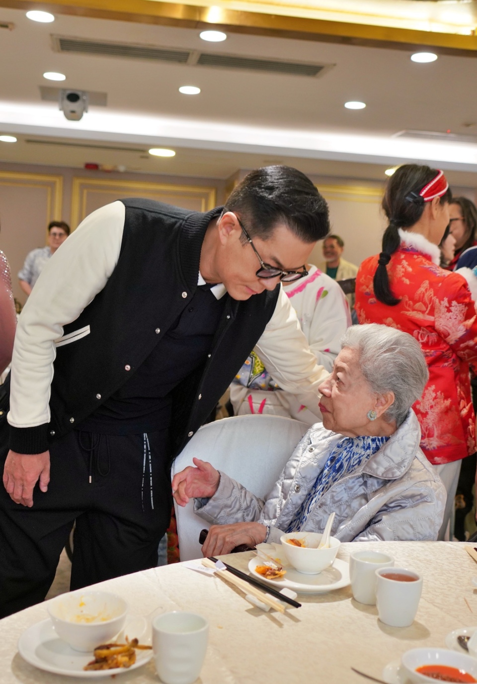 古天樂現身演協春茗大派利是-劉江演藝貢獻獲表揚