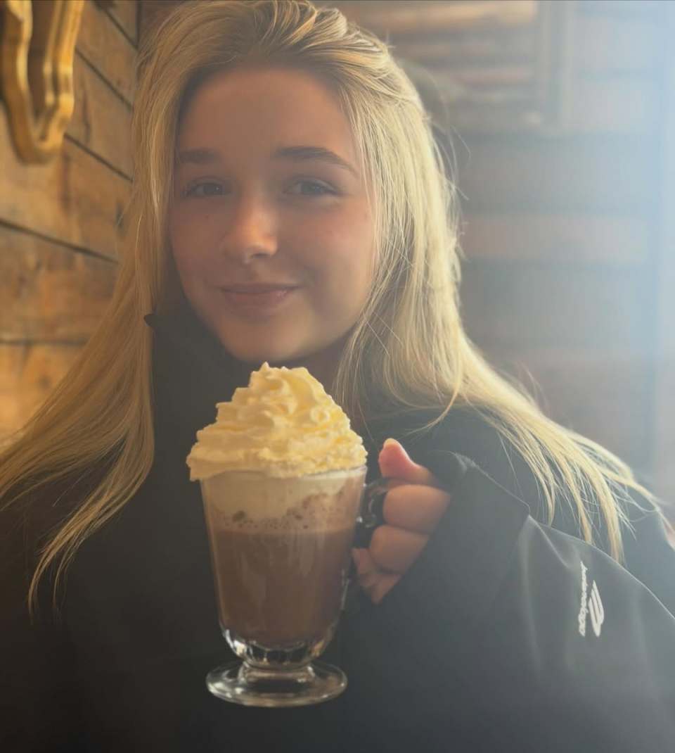 碧咸帶14歲愛女法國放閃-溫馨合照再惹-做Show-質疑