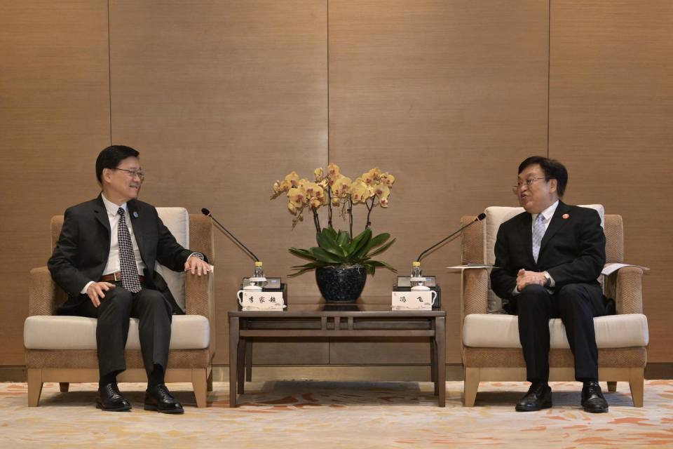 李家超與海南省委書記馮飛會面-稱瓊港可優勢互補強強聯手