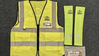 港島總區交通部派發反光背心手袖-向回收及清潔工傳遞安全信息