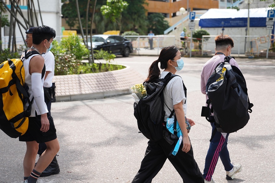 有片-宏道閣20年居民帶環保袋擬執拾小量物品-稱無想過道別