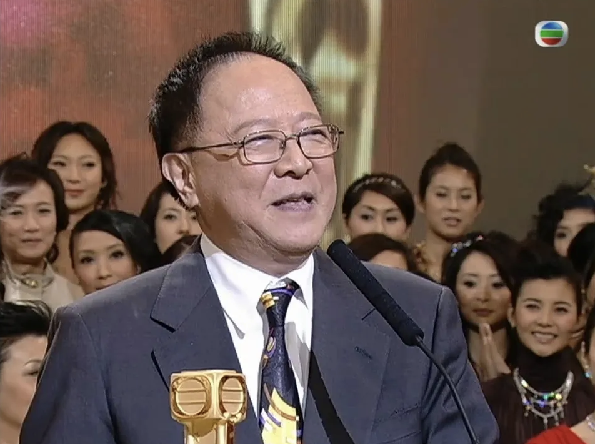 鍾景輝逝世享年89歲-提議TVB辦藝訓班發掘周潤發