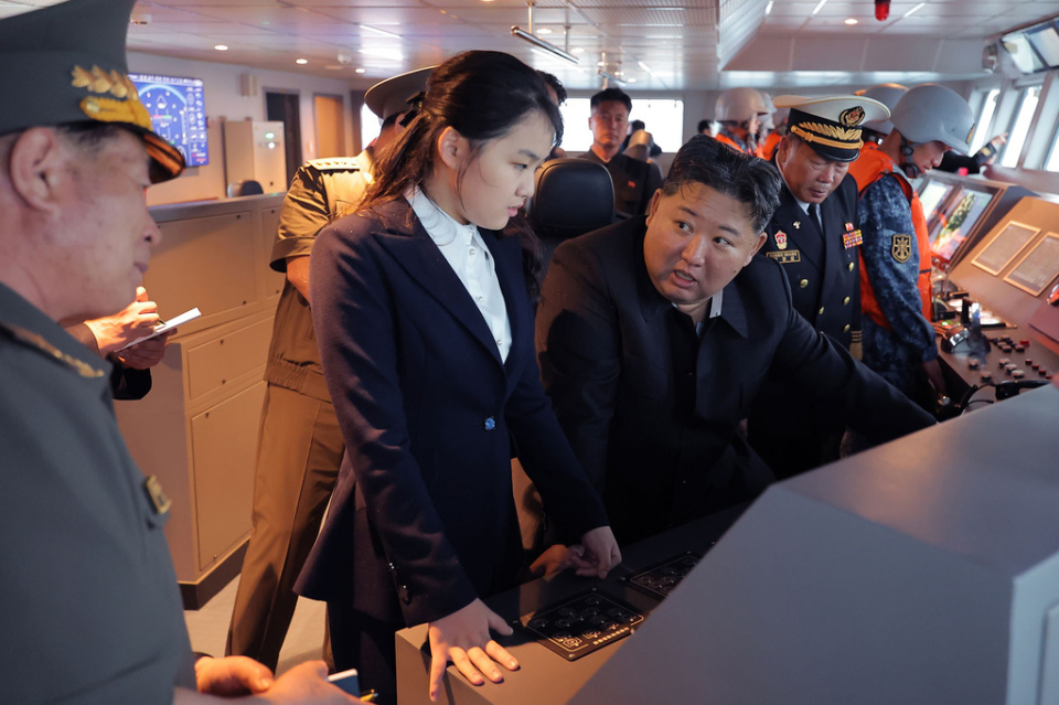北韓驅逐艦-姜健號-試航-金正恩由女兒陪同視察
