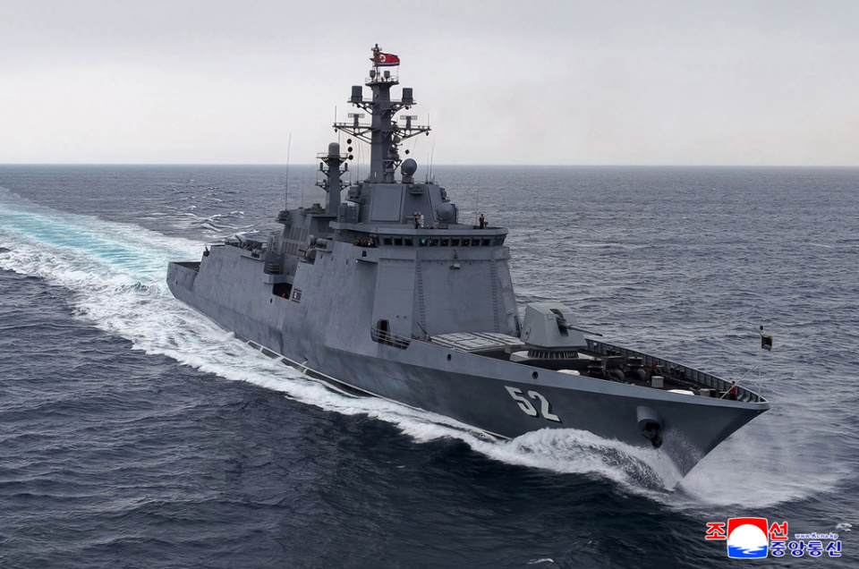 北韓驅逐艦-姜健號-試航-金正恩由女兒陪同視察