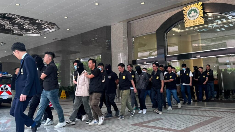 澳門破賣淫集團拘26人-多名現役及退役警員涉案包括治安警察局副局長梁慶康