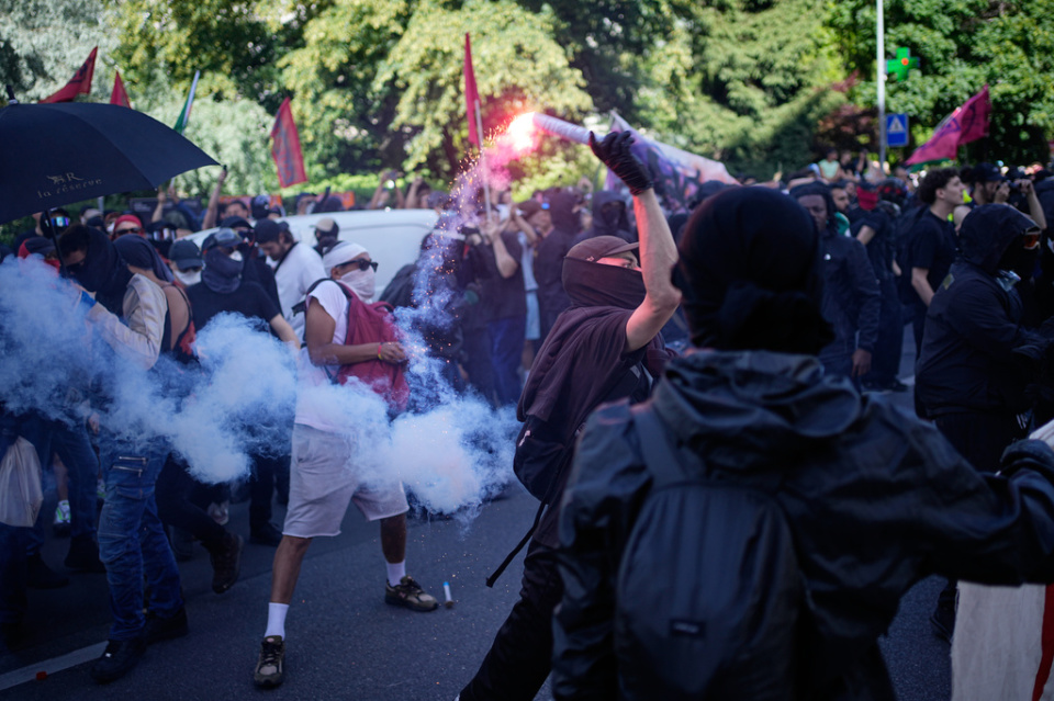 【新聞】G7峰會前夕日內瓦爆發兩萬人示威 抗議者焚燒Tesla砸毀聯合國機構窗戶 【新聞】G7峰會前夕日內瓦爆發兩萬人示威 抗議者焚燒Tesla砸毀聯合國機構窗戶