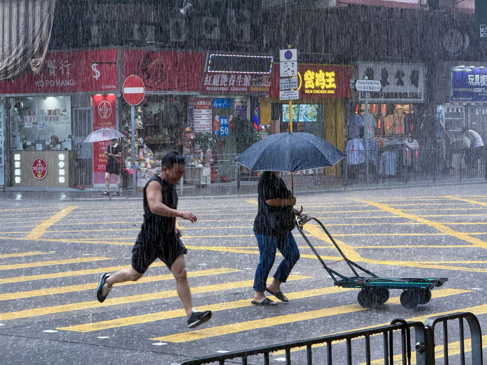 天文台-高溫觸發雷雨正影響本港-料未來數小時部分地區雨勢較大