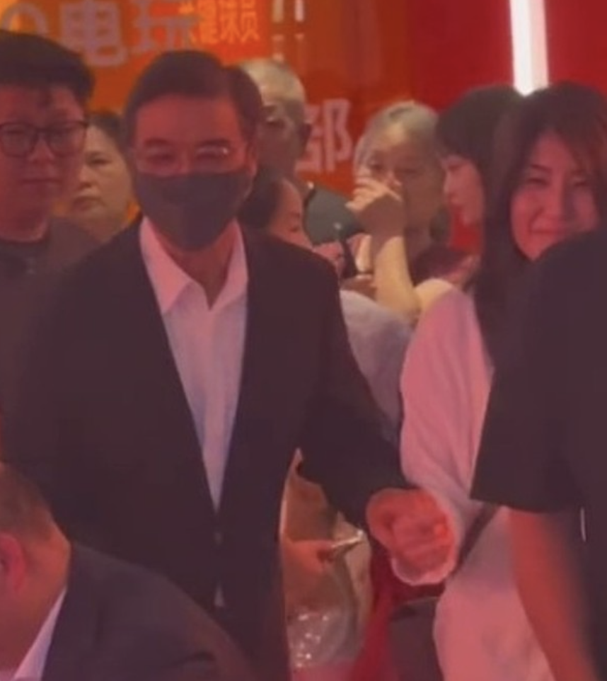 劉松仁罕有公開露面-76歲步履蹣跚需全程攙扶