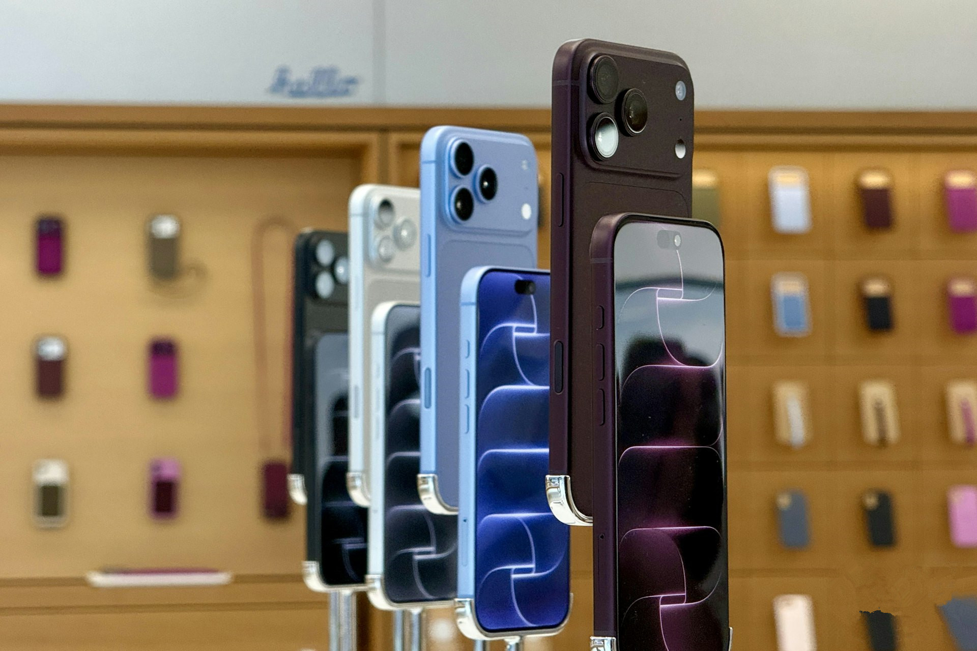 果迷凌晨排隊等iPhone18開售-有人搶購10部料賺逾2萬元